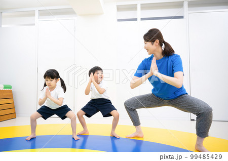運動をする子供と先生 99485429