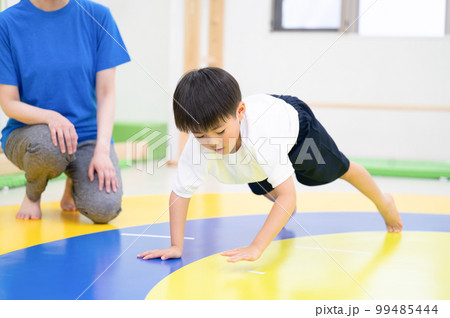 体操服姿で運動する男の子	 99485444