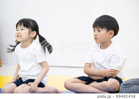室内で運動をする子供たち 室内で運動をする子供たち 99485458