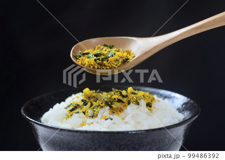 湯気の上る炊き立てご飯にふりかけ 99486392