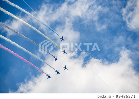 青空の東京上空を飛ぶブルーインパルスとカラースモーク(東京都) 青空の東京上空を飛ぶブルーインパルスとカラースモーク(東京都) 99486571