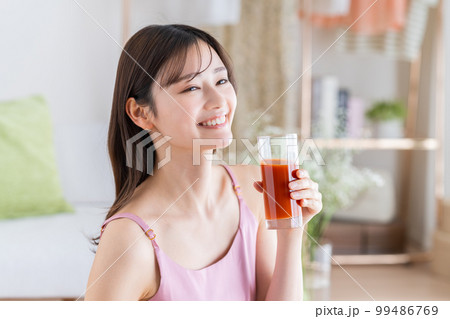 野菜ジュースを飲む若い女性 野菜ジュースを飲む若い女性 99486769