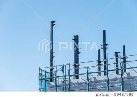 青空と鉄骨建方工事 99487699