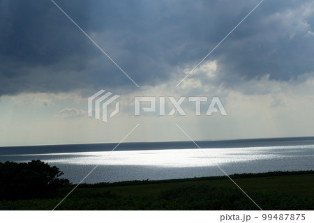 オロロンラインから見た日の射す日本海風景 オロロンラインから見た日の射す日本海風景 99487875