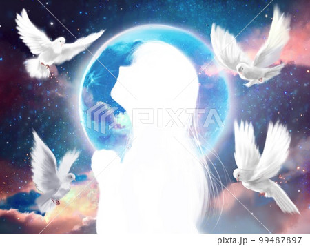 美しい星々と青い満月が輝く夜空を見上げて祈りを捧げる若い女性のシルエットとその周りを飛ぶ白い鳩達 99487897