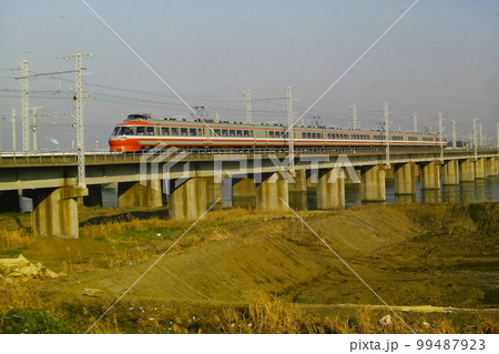 東海道線相模川橋梁を渡る小田急7000形LSE車(7802~)、1982年12月10日、国鉄の試運転 東海道線相模川橋梁を渡る小田急7000形LSE車(7802~)、1982年12月10日、国鉄の試運転 99487923