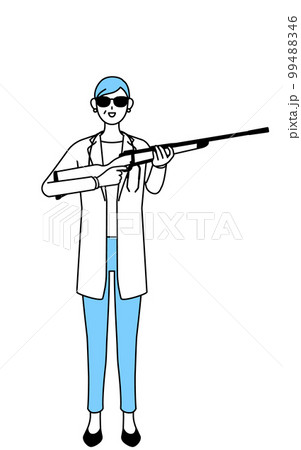 サングラスをかけてライフル銃を持つ聴診器をかけた白衣の女性医師、シニア・中高年のベテラン医師 サングラスをかけてライフル銃を持つ聴診器をかけた白衣の女性医師、シニア・中高年のベテラン医師 99488346