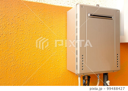 外壁に設置されたガス給湯器 外壁に設置されたガス給湯器 99488427