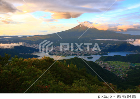 御坂山地から見る夜明けの富士山 御坂山地から見る夜明けの富士山 99488489
