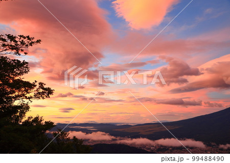 富士の裾野を染める朝焼け 99488490