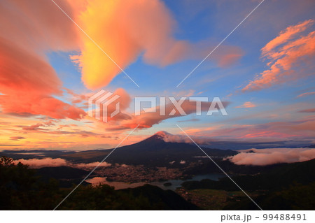 御坂山地から見る夜明けの富士山 99488491