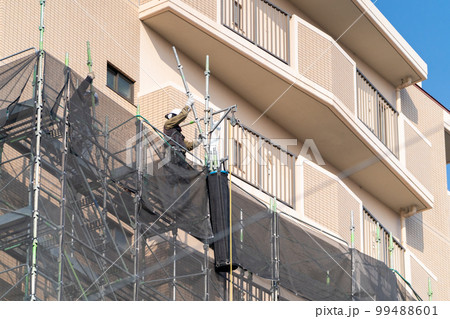 建設現場 くさび足場 ビケ 足場解体 職人 建設現場 くさび足場 ビケ 足場解体 職人 99488601