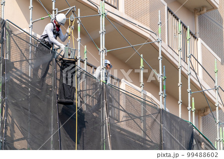 建設現場　くさび足場　ビケ　足場解体　職人 99488602