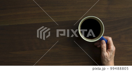 コーヒーを飲む高齢者	 99488805