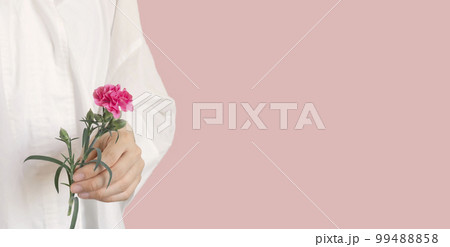母の日 カーネーションを持つ女性 母の日 カーネーションを持つ女性 99488858