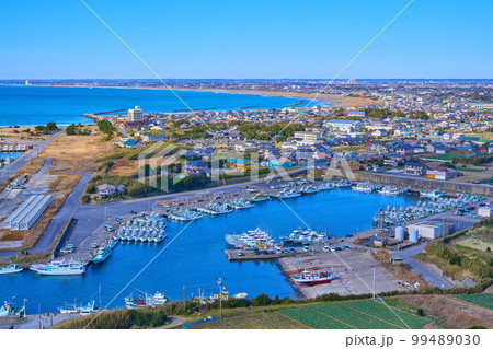 千葉県旭市の飯岡刑部岬(ぎょうぶみさき)から西側の眺望(飯岡漁港,旭市など) 99489030