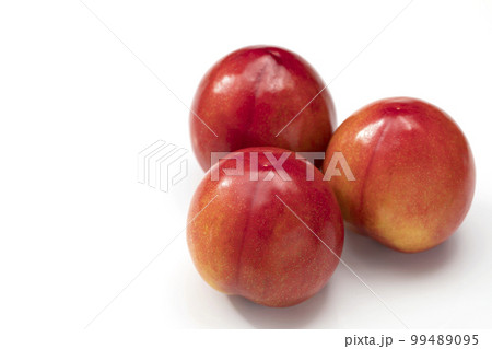 白バックのすもも 99489095
