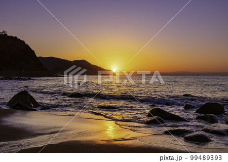 夕暮れ時の美しい二見ヶ浦の浜辺（福岡県糸島市） 99489393