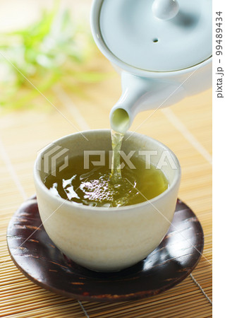 注がれるお茶 注がれるお茶 99489434