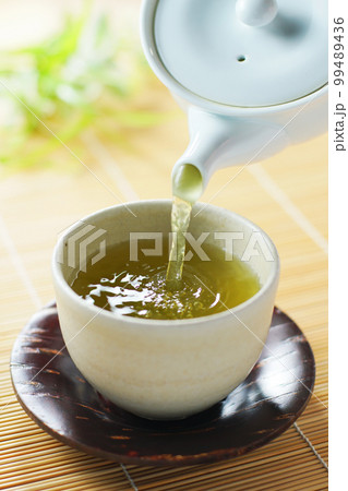 注がれるお茶 99489436