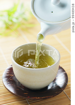 注がれるお茶 注がれるお茶 99489438