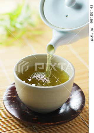 注がれるお茶 99489443