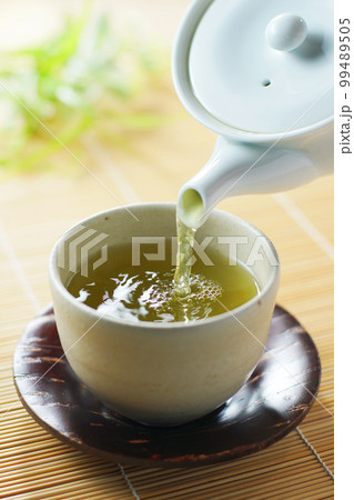 注がれるお茶 注がれるお茶 99489505