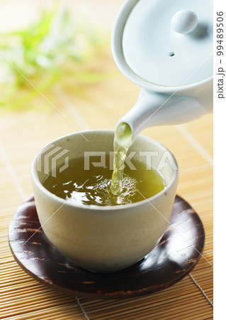 注がれるお茶 注がれるお茶 99489506