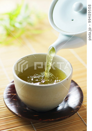 注がれるお茶 99489508