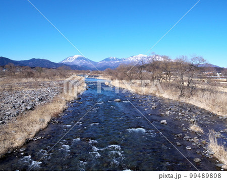 冬の大谷川と日光連山 99489808