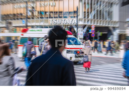 日本の東京都市景観　救急車が交差点にさしかかっても平気な顔をして渡ろうとする歩行者の姿も。マイクで… 99489894