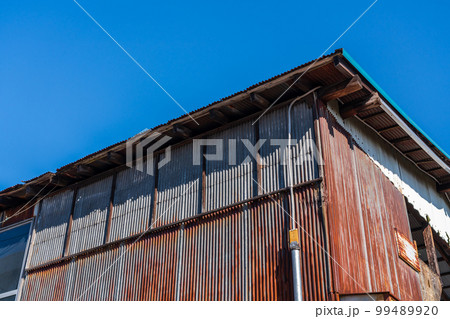 壁材の錆びたトタン板 倉庫 壁材の錆びたトタン板 倉庫 99489920
