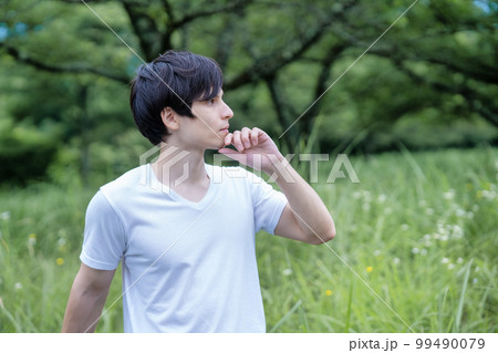 新緑の公園を満喫するハーフの男性 新緑の公園を満喫するハーフの男性 99490079