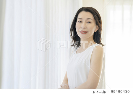 アラフィフの女性 ビューティーイメージ ポートレート アラフィフの女性 ビューティーイメージ ポートレート 99490450