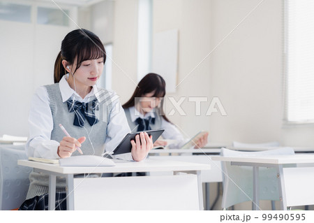 タブレット端末で授業を受ける高校生 99490595