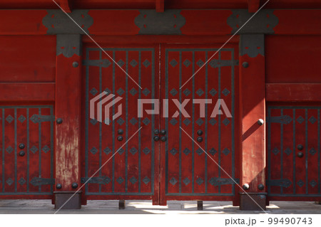 <東京都>東京大学赤門 <東京都>東京大学赤門 99490743