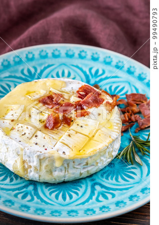 Baked Camembert Cheese 99490793