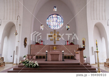 Main altar in the Saint Lawrence church in Kleinostheim, Germany 99490910