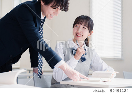 教室で先生に質問をする女子高生 教室で先生に質問をする女子高生 99491124