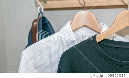 ハンガーにかかってる服 ハンガーにかかってる服 99491355