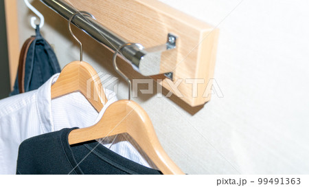 ハンガーにかかってる服 99491363