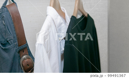 ハンガーにかかってる服 ハンガーにかかってる服 99491367