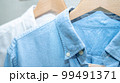ハンガーにかかってる服 99491371