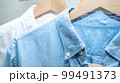 ハンガーにかかってる服 99491373