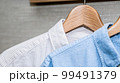ハンガーにかかってる服 99491379