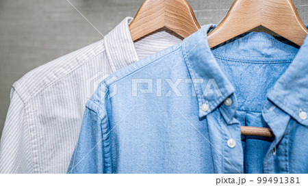 ハンガーにかかってる服 99491381