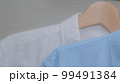 ハンガーにかかってる服 99491384