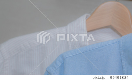 ハンガーにかかってる服 ハンガーにかかってる服 99491384