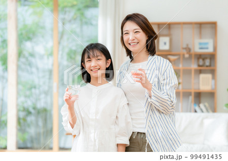 水を飲む親子 99491435