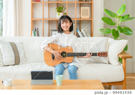 ギターを弾く女の子 ギターを弾く女の子 99491439
